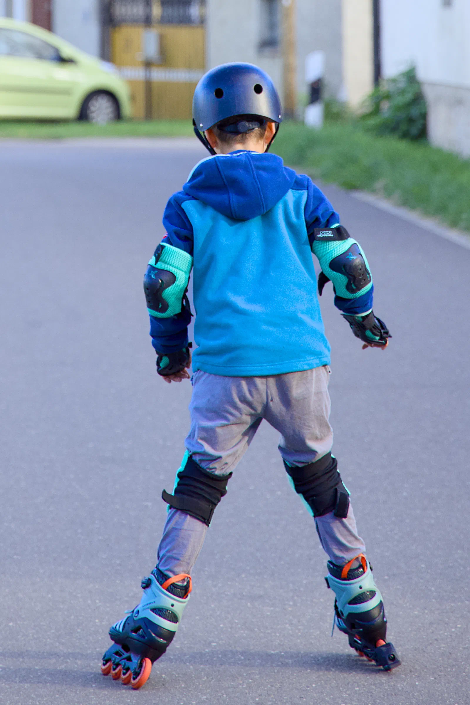Tilian on inline skates, seen from behind