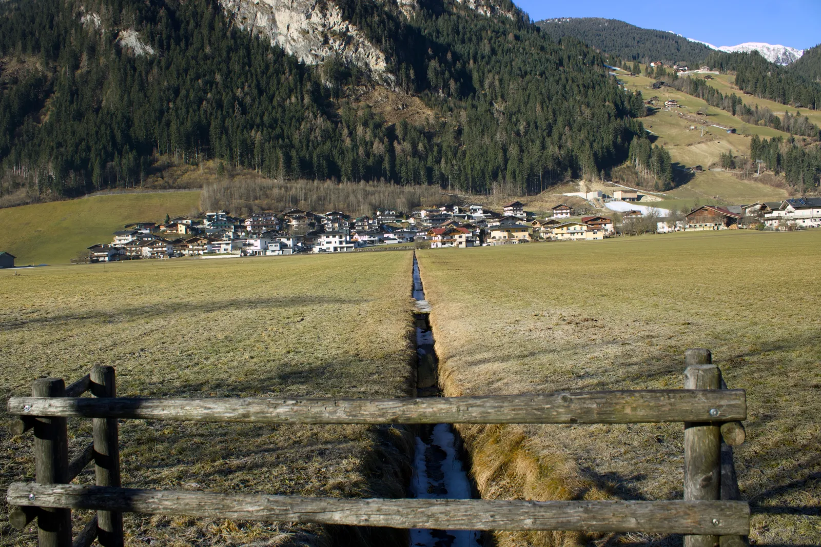 Hills and fences along the Ziller